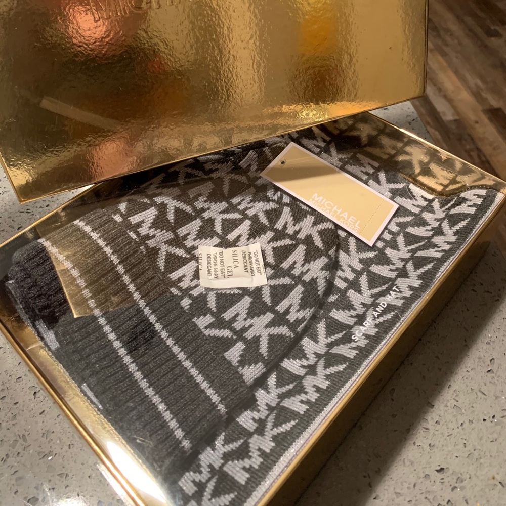 Michael Kors scarf and beanie - Picture 2 of 3